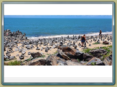 Pacific Coast - The Gatz Balancing Rocks (QLD)