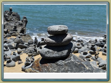 Pacific Coast - The Gatz Balancing Rocks (QLD)