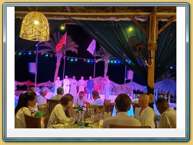 The Breakers Diving & Surfing Lodge
- Oriental Night in Galabeya Kleidung -